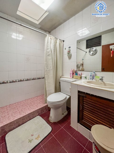 *****ทาวน์เฮ้าส์มือสองย่านนนทบุรี ม.ลภาวัล5 รัตนาธิเบศร์ เนื้อที่ 18 ตร.ว.  ฟังก์ชัน 2 ห้องนอน 2 ห้องน้ำ ที่จอดรถ 1 คัน บ้านสไตล์วินเทจ ภายในสวย ราคาสุดคุ้มค่า บนทำเลแห่งการเดินทาง ใกล้รถไฟฟ้าสายสีม่วง "สถานีบางรักน้อย-ท่าอิฐ"